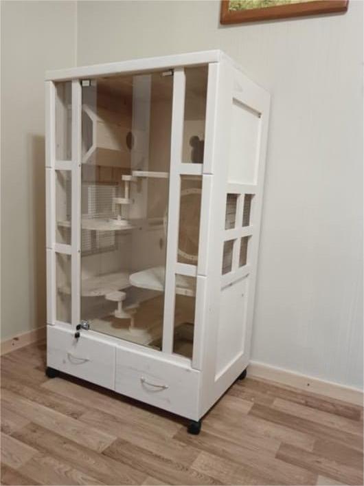 Клетка-витрина 130x80x60 из массива сосны и фанеры - вид спереди