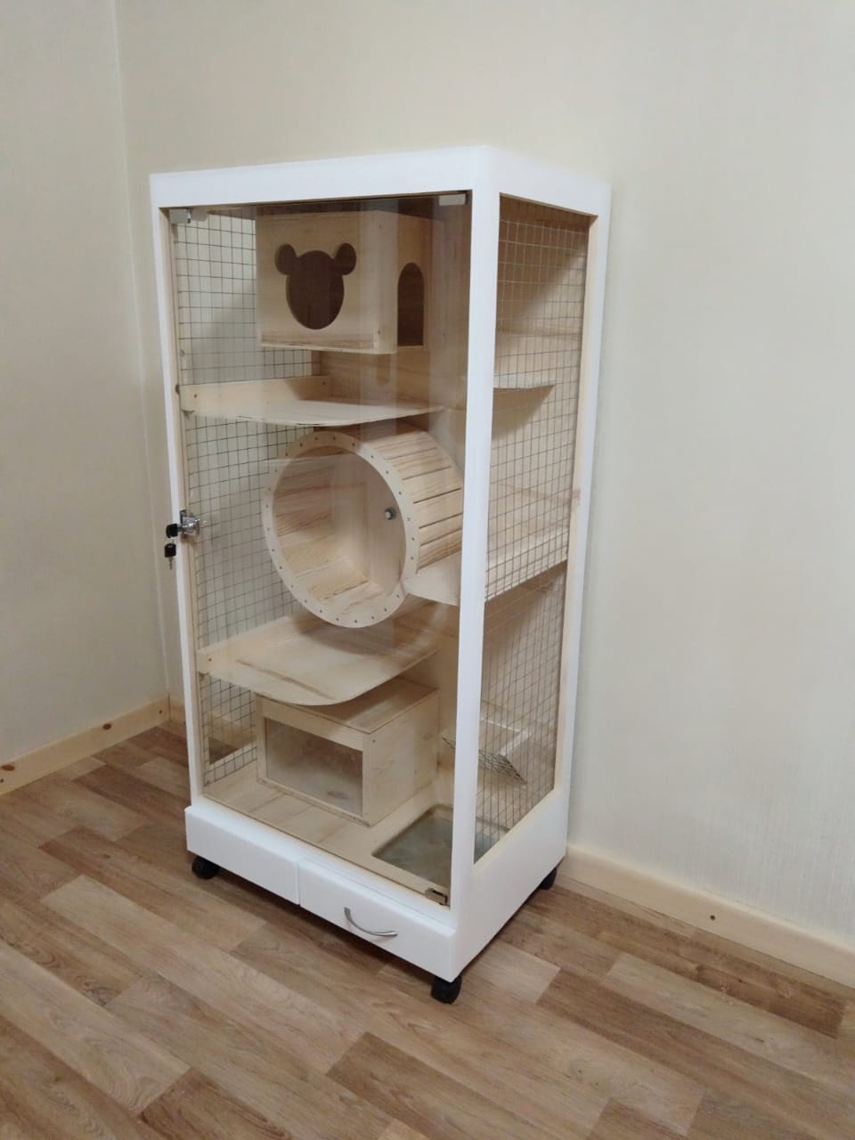 Клетка-витрина 90x60x40 из массива сосны и фанеры - вид спереди