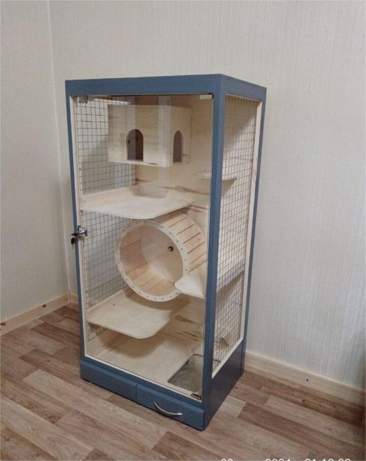 Клетка-витрина 120x60x40 из массива сосны и фанеры - вид спереди